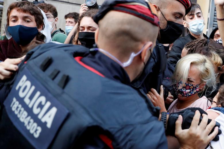 Испаниянинг Барселона шаҳрида оиланинг ўз уйидан кўчириб юборилишига қарши чиққан одамлар ва полиция тўқнашуви.