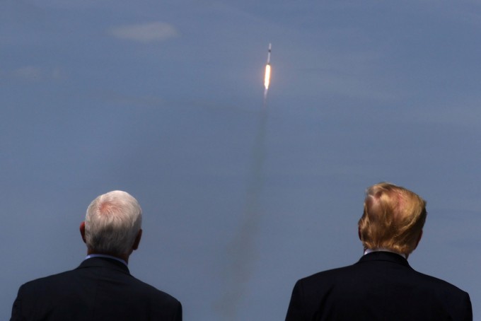 AQSh prezidenti Donald Tramp va vitse-prezident Mayk Pens Floridadagi Kanaveral burnidan SpaceX Falcon 9 raketasi va Crew Dragon kosmik kemasi uchirilishini kuzatmoqda, 2020-yil 30-may. Tramp SpaceX rahbari Ilon Maskni ilk xususiy boshqariluvchi missiya muvaffaqiyatli uchirilgani bilan qutladi