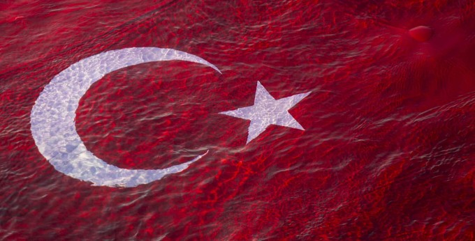 Turkiyaning Antaliya shahrida Turkiyaning birinchi prezidenti Mustafo Kamol Otaturk o‘limining 82 yilligi munosabati bilan dengizga yoyilgan davlat bayrog‘i.