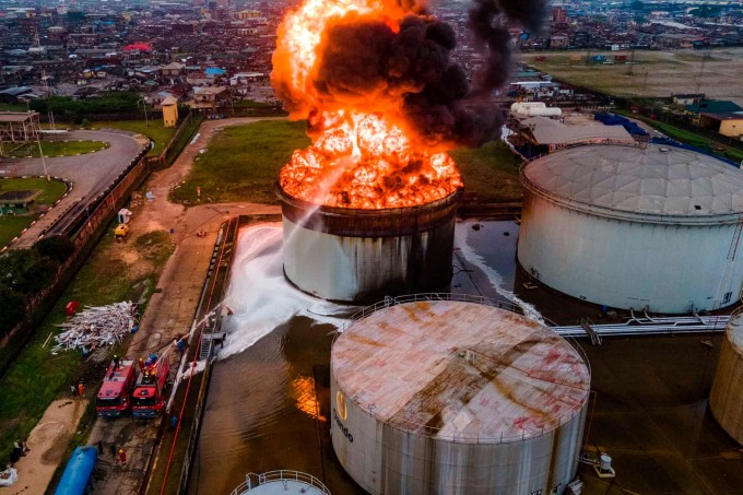 Нигериянинг Лагос ҳудудида нефть танкери номаълум сабаблар билан ёниб кетди.