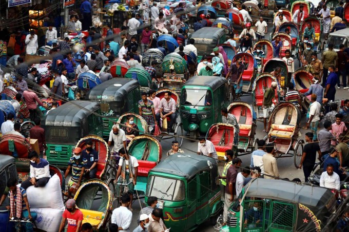 Бангладешнинг Дакка шаҳридаги рикши ҳайдовчилари тиқилинчда қолган пайт.