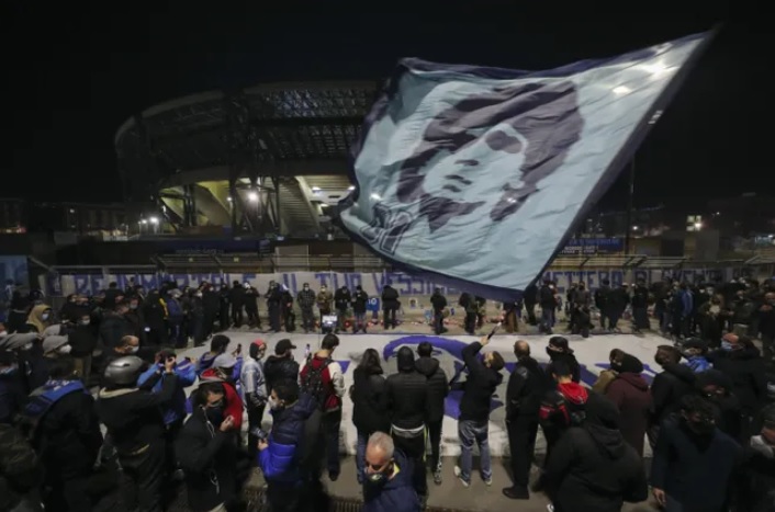 Neapoldagi “San-Paolo” stadioni yonidagi aksiya. Shahar hukumati uning nomini Maradona xotirasiga atab o‘zgartirmoqchi