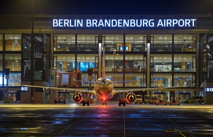 easyJet kompaniyasi samolyoti Berlin-Brandenburg aeroporti terminaliga yurib bormoqda. 2020-yil 31-oktabr
