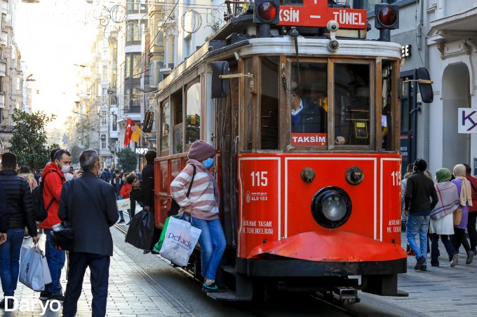 “Istiqlol” ko‘chasi mashhur tarixiy tramvay.