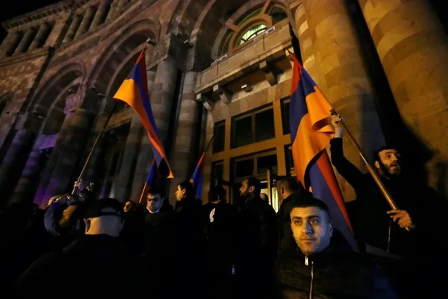 Nikol Pashinyanga qarshi bo‘lgan xalq Armaniston hukumati binosiga bostirib kirdi. Yerevan, 2020-yil 10-noyabr