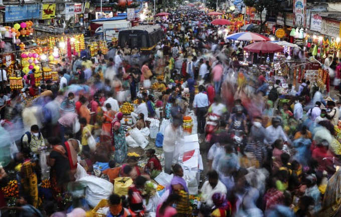 Hindistonning Mumbay shahrida aholi Divali bayramiga hozirlik ko‘rmoqda.