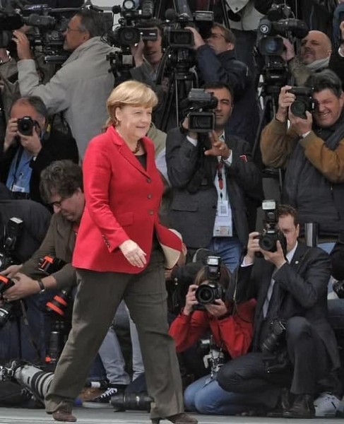 2012 йилда Германия федерал канцлери идорасининг биноси олдида.
