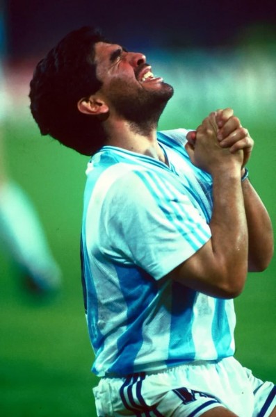 Diyego Maradona 1990-yilgi Jahon Chempionatidan o‘rin olgan Argentina—Ruminiya uchrashuvida. Neapol, 1990-yil 18-iyun.
