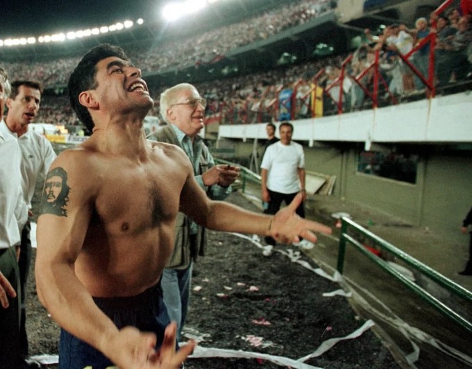 Diyego Maradona “Boka Xuniors”ning “River Pleyt”ustidan qozonilgan g‘alabasini nishonlamoqda. 1997-yil 25-oktabr.