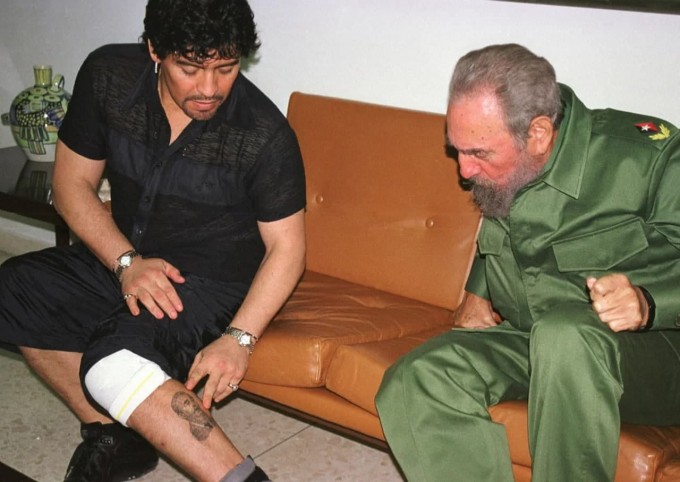 Diyego Maradona Kuba Prezidenti Fidel Kastroga prezident tasviri tushirilgan tatuirovkasini ko‘rsatmoqda. Bu vaqtda Maradona Kubada giyohvand moddalarni iste’mol qilgani sababli reabilitatsiyadan o‘tayotgan edi. 2001-yil 29-oktabr.