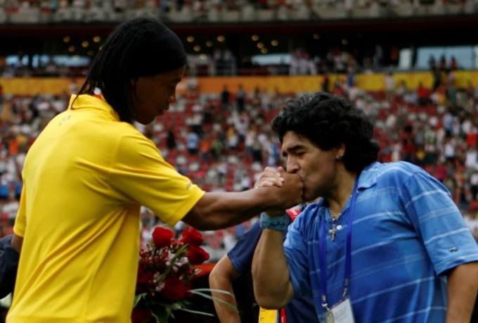 Diyego Maradona 2008-yil Pekindagi Olimpiya o‘yinlarining taqdirlash marosimidan so‘ng Ronaldinyoning qo‘lini o‘pmoqda. 2008-yil 23-avgust.