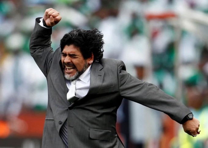Diyego Maradona Argentina termasi ustozi rolida jamoasining Nigeriya darvozasiga urgan golini nishonlamoqda. JAR, 2010-yil 12-iyun.