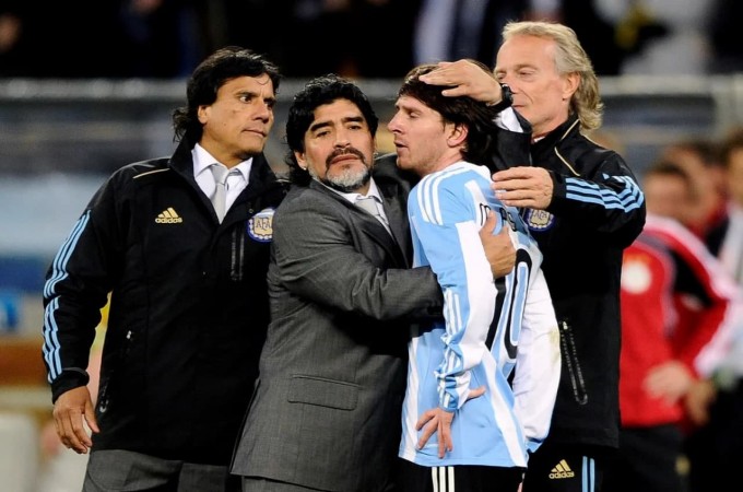 Diyego Maradona 2010-yilgi Jahon Chempionatining Germaniyaga qarshi chorak final o‘yinidan keyin Lionel Messini ovutmoqda. JAR, 2010-yil 3-iyul.