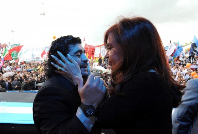 Diyego Maradona Argentina prezidenti Kristina Fernandes de Kirshner bilan. Buenos- Ayres, 2010-yil 2-dekabr.