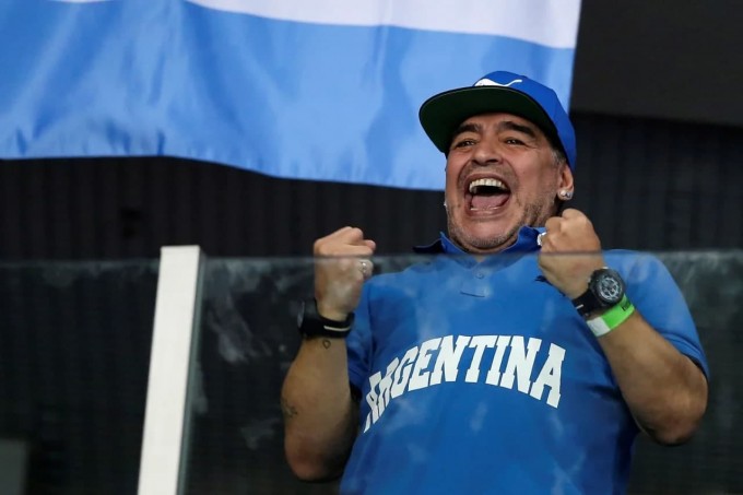 Diyego Maradona xorvatiyalik Ivo Karlovich va argentinalik Xuan Martin del Potro o‘rtasidagi tennis o‘yinida. Zagreb, 2016-yil 25-noyabr.