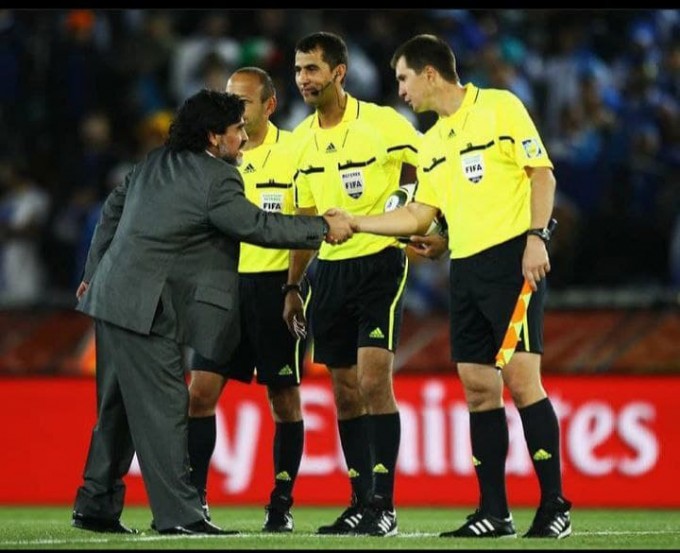 Diyego Maradona va Ravshan Ermatov 2010-yilgi Jahon Chempionatidan o‘rin olgan Argentina—Gretsiya uchrashuvidan so‘ng. JAR, 2010-yil, 22-iyun.