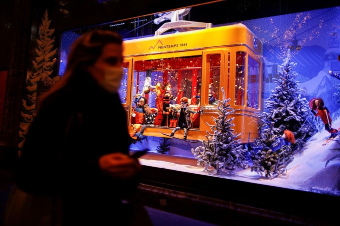 Франциянинг Париж шаҳридаги витриналар Рождество байрамига безатилди.