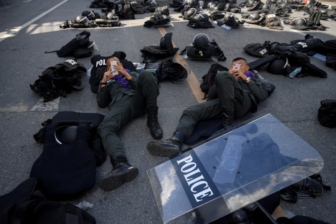 Таиланднинг Бангкок шаҳрида полициячилар мухолифатчиларнинг кечки намойишини кутмоқда.