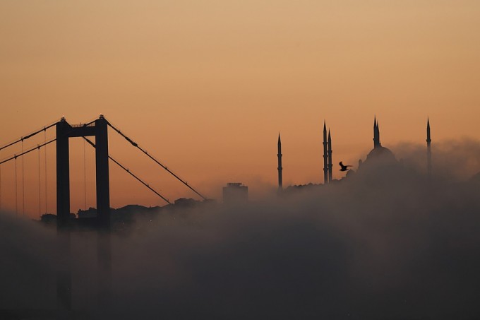 Turkiyaning Istanbul shahri qalin tuman bilan qoplandi.