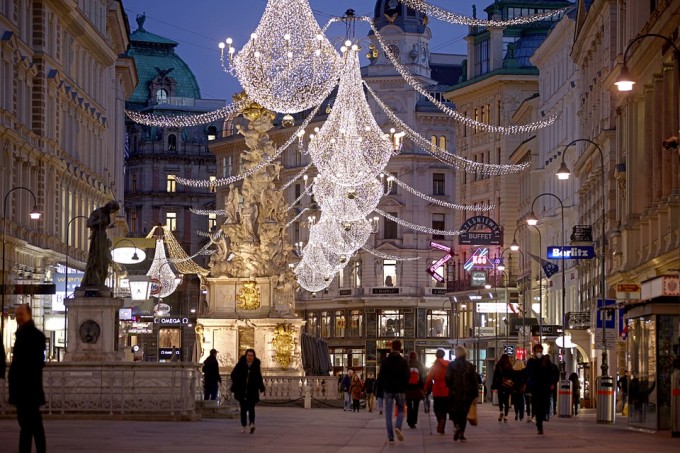 Австрия пойтахти Вена шаҳри Рождество байрамига ҳозирланмоқда.