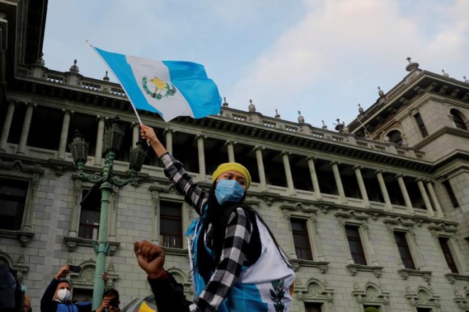Gvatemaladagi Kongress binosining bir qismini namoyishchilar yoqib yuborganidan so‘ng prezident Alexandro Jammatteining iste’fosini talab qilib chiqayotgan odamlar.