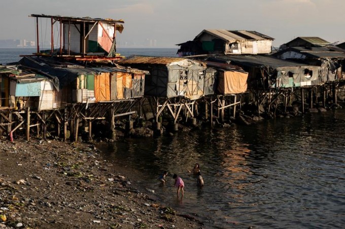 Филиппиннинг Манила шаҳридаги Басеко пляжида ўйнаб юрган болалар.