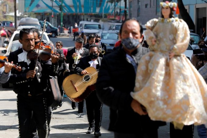 Meksikaning Mexiko shahrida an’anaviy ibodat chog‘ida musiqa chalib ketayotgan mariachilar.