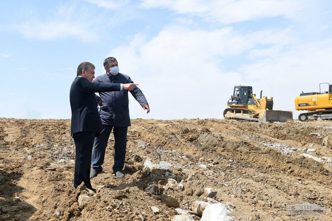 Shavkat Mirziyoyev Sardoba suv omboriga borib, to‘g‘onni tiklash bo‘yicha amalga oshirilayotgan ishlarni ko‘zdan kechirdi. 2020-yil, 2-may.