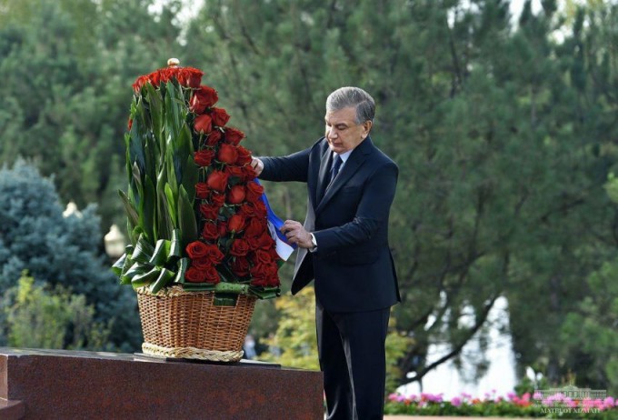 Prezident Shavkat Mirziyoyev 2-sentabr kuni O‘zbekistonning Birinchi Prezidenti Islom Karimov haykali poyiga gulchambar qo‘yib, uning yorqin xotirasiga hurmat bajo keltirdi. 2020-yil, 2-sentabr.