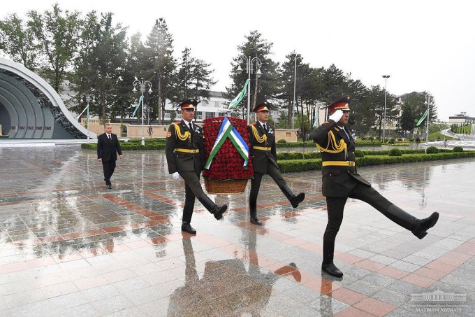 Shavkat Mirziyoyev G‘alaba bog‘iga tashrif buyurib, “Matonat madhiyasi” yodgorlik majmuasiga gul qo‘ydi. 2020-yil, 9-may.