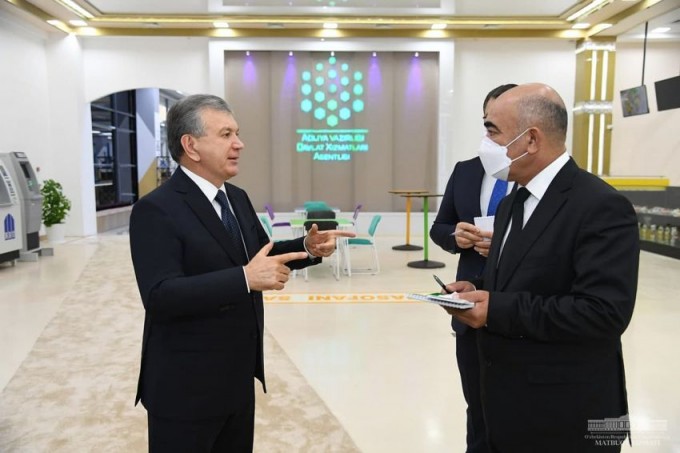 Prezident Shavkat Mirziyoyev Qarshi shahridagi Davlat xizmatlari markazi va texnopark faoliyatini ko‘zdan kechirdi. 2020-yil, 12-noyabr.