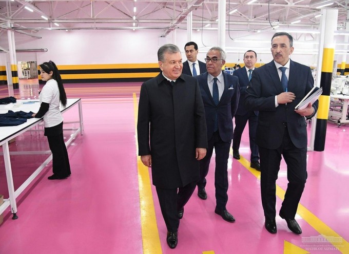 Shavkat Mirziyoyev Xorazmga tashrifining ilk manzilida “Hazorasp” erkin iqtisodiy zonasidagi Develop Textile xorijiy korxonasi faoliyati bilan tanishdi. 2020-yil, 12-mart.