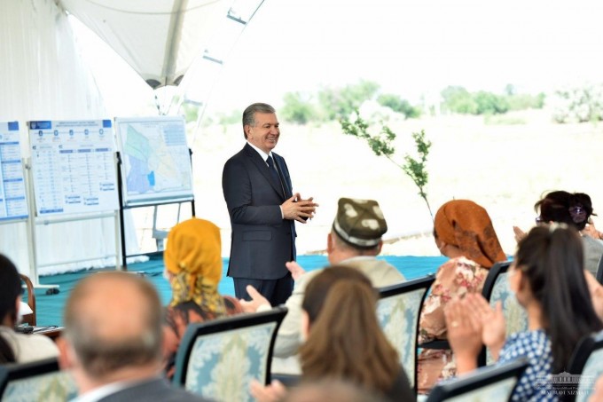 Mirziyoyev suv toshqinidan talafot ko‘rgan Oqoltin tumanida ham bo‘lib, aholi vakillari bilan uchrashdi. 2020-yil, 15-may.