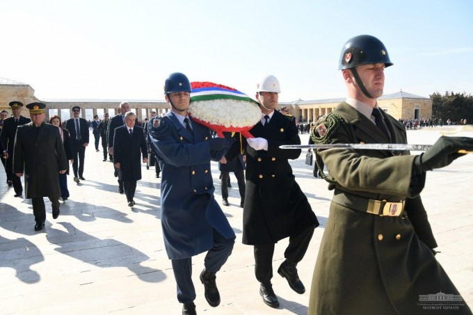 Anqaradagi Anitkabir yodgorlik majmuasidagi Mustafo Kamol Otaturk qabriga gulchambar qo‘yildi. 2020-yil, 19-fevral.