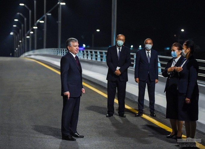 Prezident Shavkat Mirziyoyev Toshkent shahrida Ohangaron shossesi va Maxtumquli ko‘chasi kesishmasidagi yo‘l o‘tkazgichni ko‘zdan kechirdi. 2020-yil, 20-may.