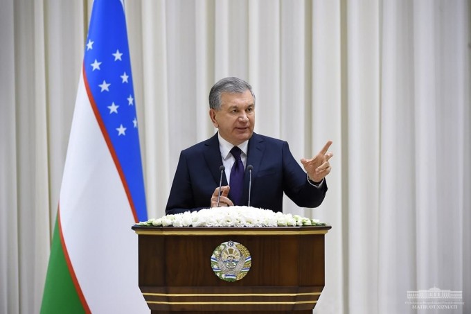 Prezident Shavkat Mirziyoyev Toshkentning Chilonzor tumanini ijtimoiy-iqtisodiy taraqqiy ettirish masalalari muhokamasi yuzasidan mahalla raislari, yoshlar, mutasaddilar ishtirokida yig‘ilish o‘tkazdi. 2020-yil, 20-noyabr.