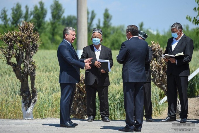 Shavkat Mirziyoyev Andijon viloyatiga kelib, dastlab Oltinko‘l tumanidagi “Ko‘hna vodiy bahori” fermer xo‘jaligida bo‘ldi. 2020-yil, 21-may.