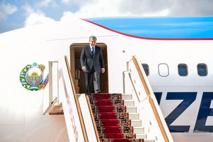 Shavkat Mirziyoyev amaliy tashrif bilan Rossiyaga keldi. Moskva shahridagi “Vnukovo” aeroportida davlat rahbarini Rossiya hukumati rasmiylari kutib oldi. 2020-yil, 23-iyun.