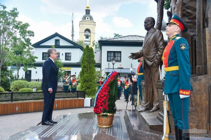 Shavkat Mirziyoyev O‘zbekistonning Moskvadagi elchixonasi yaqinida joylashgan Islom Karimov xiyoboniga ham tashrif buyurdi. 2020-yil, 24-iyun.