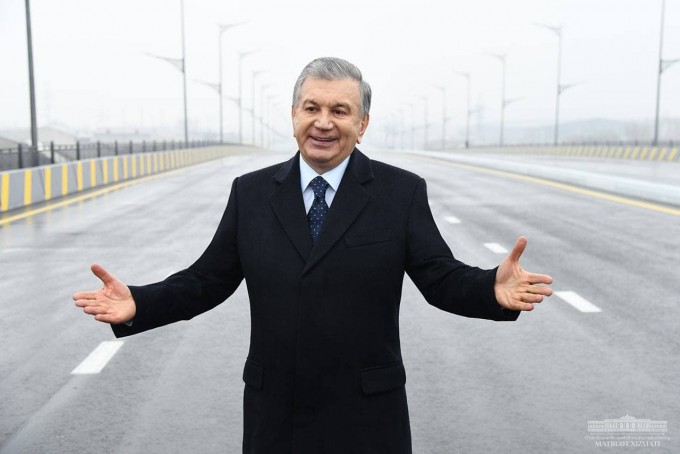 Prezident Shavkat Mirziyoyev Sergeli tumani Qipchoq ko‘chasida qurilgan ko‘prikni ko‘zdan kechirdi. 2020-yil, 26-dekabr.