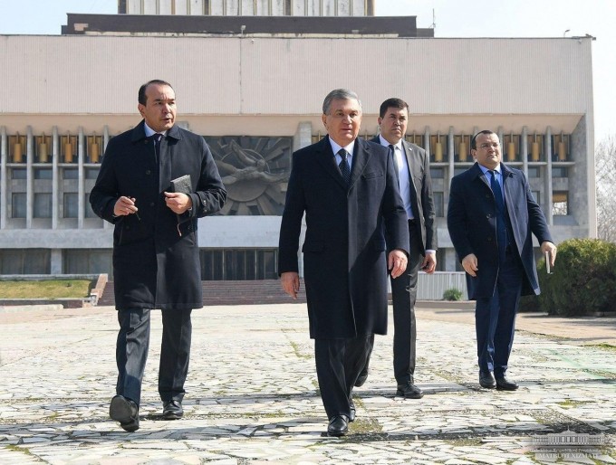 Shavkat Mirziyoyev Yashnobod tumanidagi Mudofaa vazirligiga qarashli Ma’naviyat va ma’rifat markazini borib ko‘rdi. 2020-yil, 28-fevral.