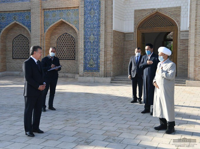 Mirziyoyev Buxoro viloyatiga safari chog‘ida Bahouddin Naqshband maqbarasini ziyorat qildi. 2020-yil, 28-aprel.