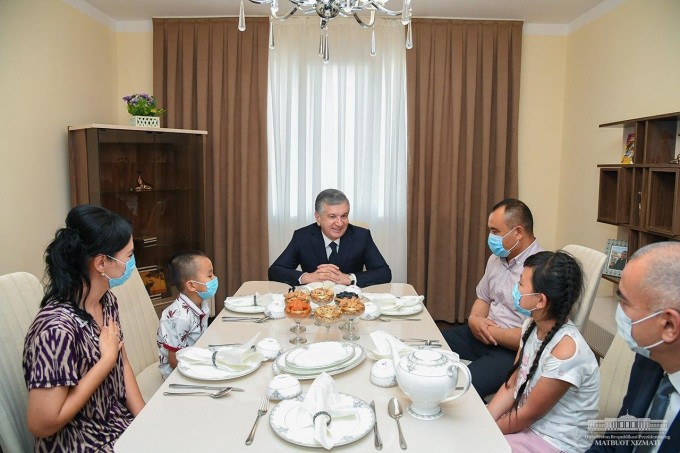 Mirziyoyev poytaxtning Sergeli tumanida barpo etilgan 16 qavatli uyni borib ko‘rdi. 2020-yil, 29-may.