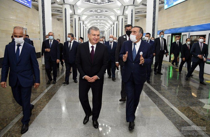 Toshkent metropolitenining Yunusobod yo‘nalishida davlat rahbari “Bodomzor” bekatidan yangi “Turkiston” bekatigacha poyezdda borib, amalga oshirilgan ishlarni ko‘rdi. 2020-yil, 29-avgust.