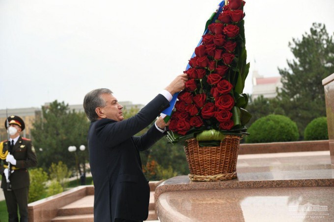 Toshkent shahridagi Mustaqillik va ezgulik monumenti poyiga gulchambar qo‘yildi. 2020-yil, 31-avgust.