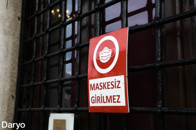 Turkiyaning barcha joylarida bo‘lgani kabi ushbu jamoat joyiga ham niqobsiz kirish ta’qiqlanadi.