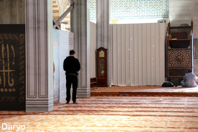 Masjidda masjid haqqiga namoz o‘qish istagidagi ziyoratchilar ko‘p.