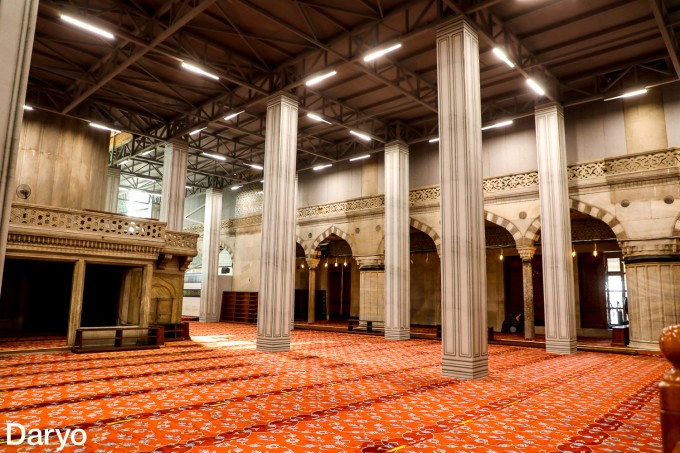 Masjid ichkarisi.