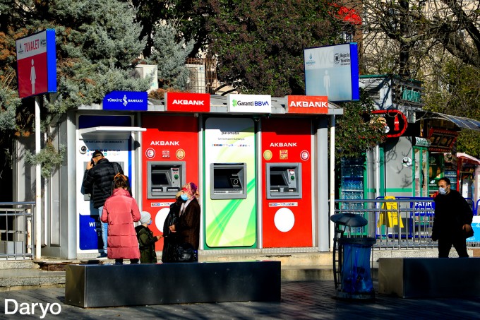 Istanbulning deyarli har bir diqqatga sazovor manzillarida bankomatlarni uchratish mumkin.