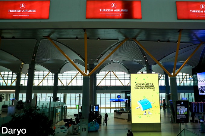 Aeroport ichki qismi toza havo bilan muntazam ta’minlab turilishini bildiruvchi ekran yozuvlari.